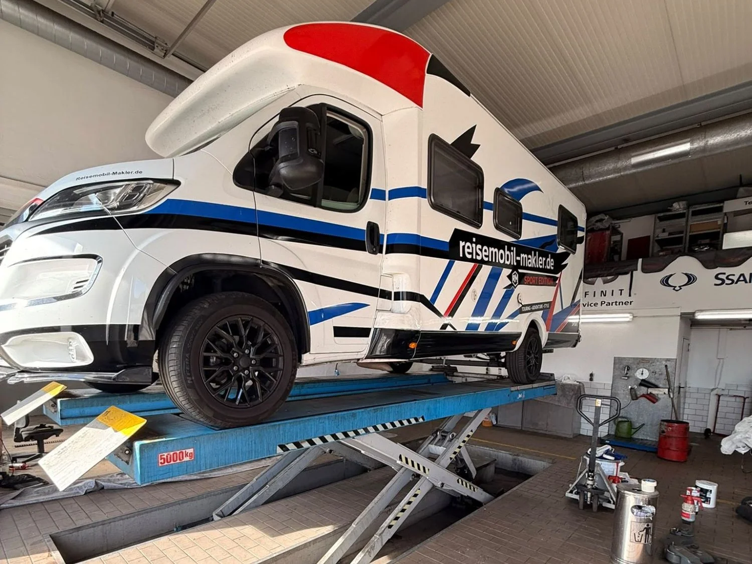 Reisemobil von Reisemobil-Makler.de auf der Hebebühne in der Werkstatt.